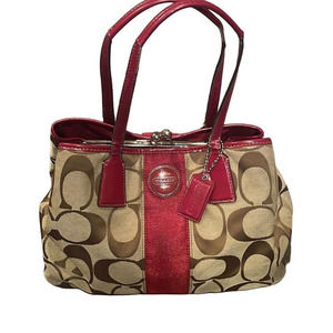 Coach bag with very few flaws only on the strap. But still in great condition.